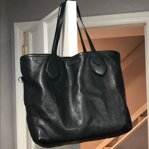 I’m selling a Marc Jacobs tote bag.